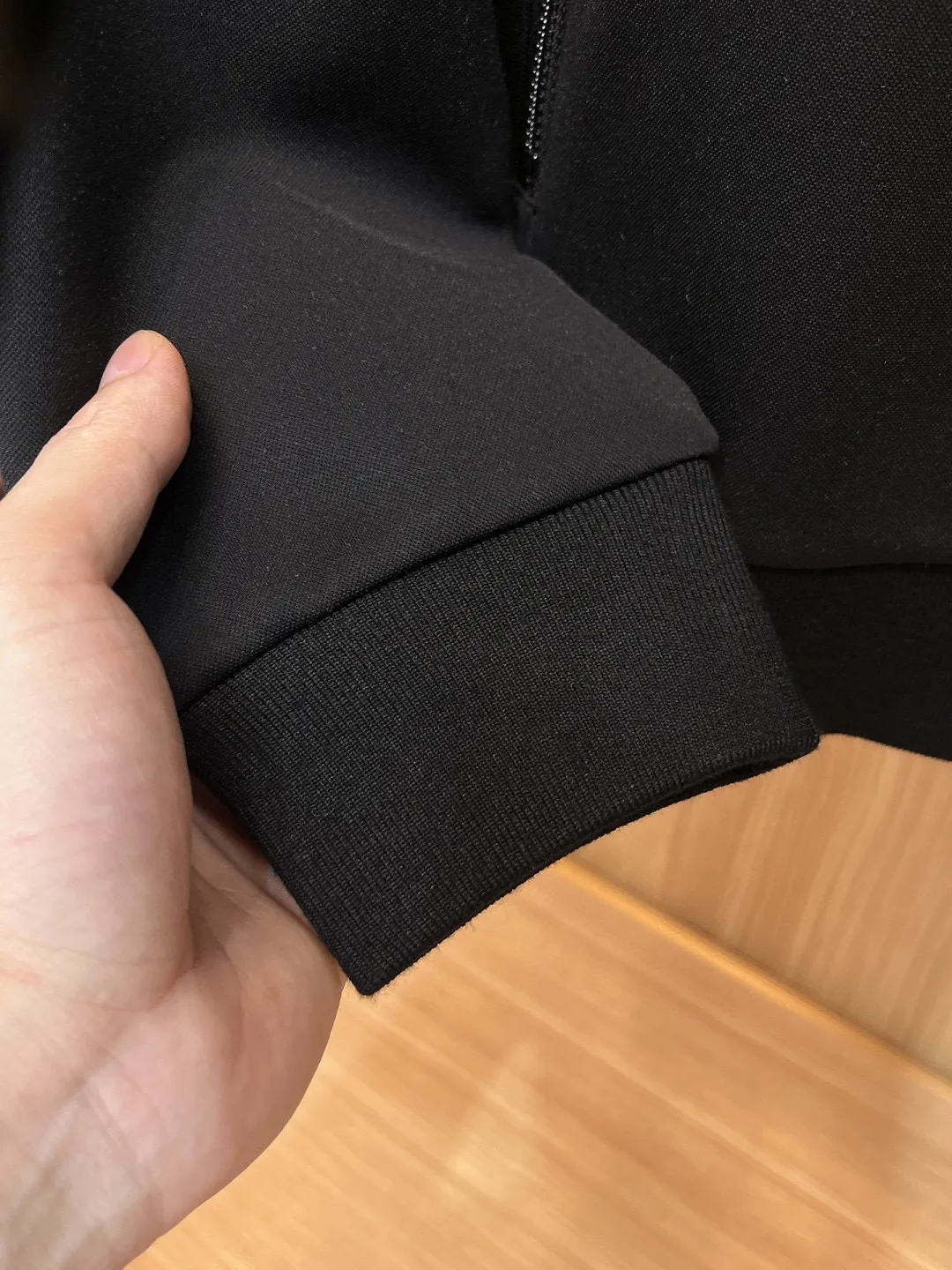 🅿️720 [LV Louis Vuitton] hot-selling suit is coming. Focus on the original version of the official website. 2025 new hot-selling cardigan and sweatshirt suit. The original order is the best. 🇭🇰The meticulous work of top designers. It has a fitting and perfect upper body effect. All-natural high-quality Tencel Roman cotton 100%, close-fitting comfort, noble and elegant! Original hardware embodies elegance and nobility! Counter size: M-3XL (maximum wear up to 190 pounds)